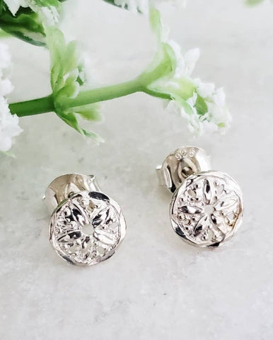 Sosie Designs - #1918 Silver Sand Dollar Studs