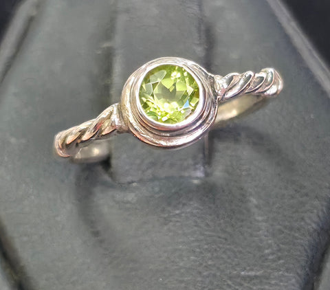 MG S/S R143 Peridot  (6.5) Ring
