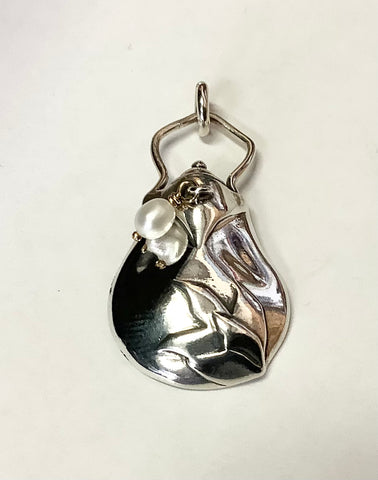 Kylie’s Magical Bag pin or pendant with pearl